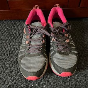 Women’s running shoes